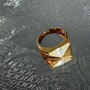 18K gold-plated Ring with Diamond Accent triangle shape ring